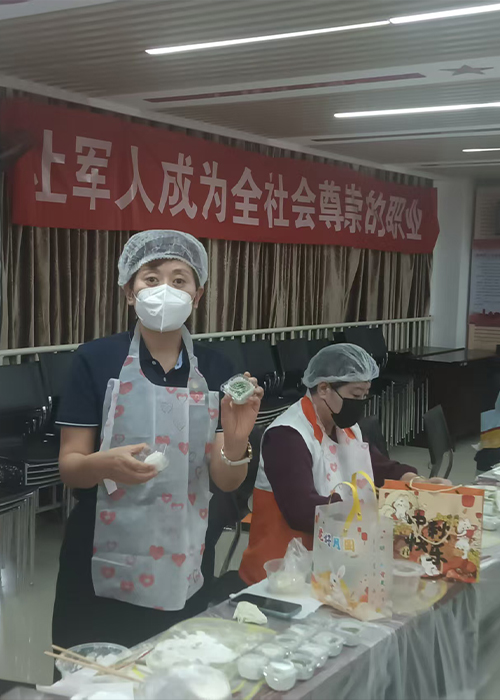 手作月饼传暖意 共绘助老温情画