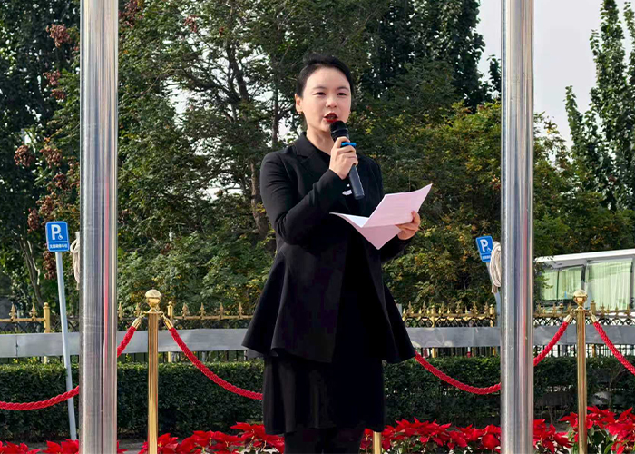 运营总裁赵婧在大红门商场国庆升旗仪式上做讲话
