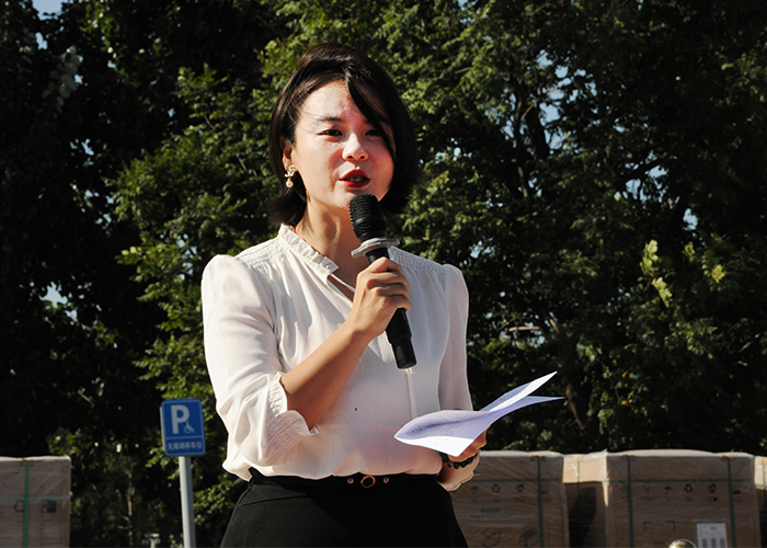 集团运营总裁赵婧在大红门旗舰商场2026年9月升旗仪式上做讲话